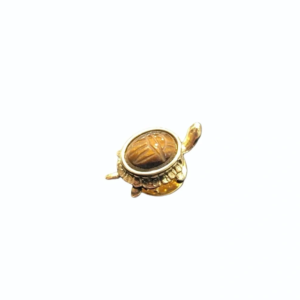 VINTAGE TURTLE LAPEL PIN WITH BROWN CARVED SCARAB DESIGN SHELL